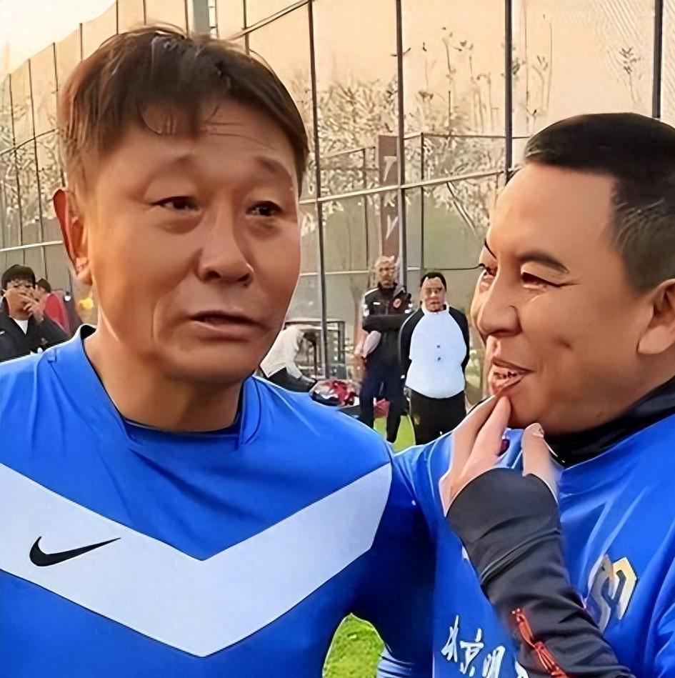 华体会官方入口-前国脚高峰现状：54岁很显老，妻子也是运动员，二儿子和继父更亲